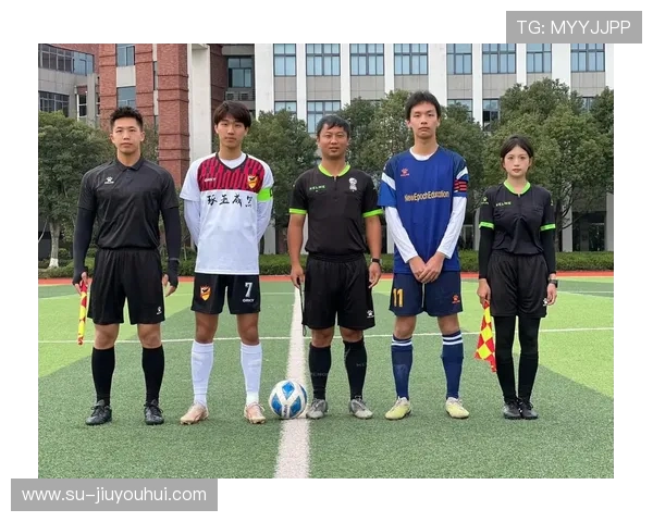 《足球裁判：从场上决策到精神象征的全方位探索与挑战》